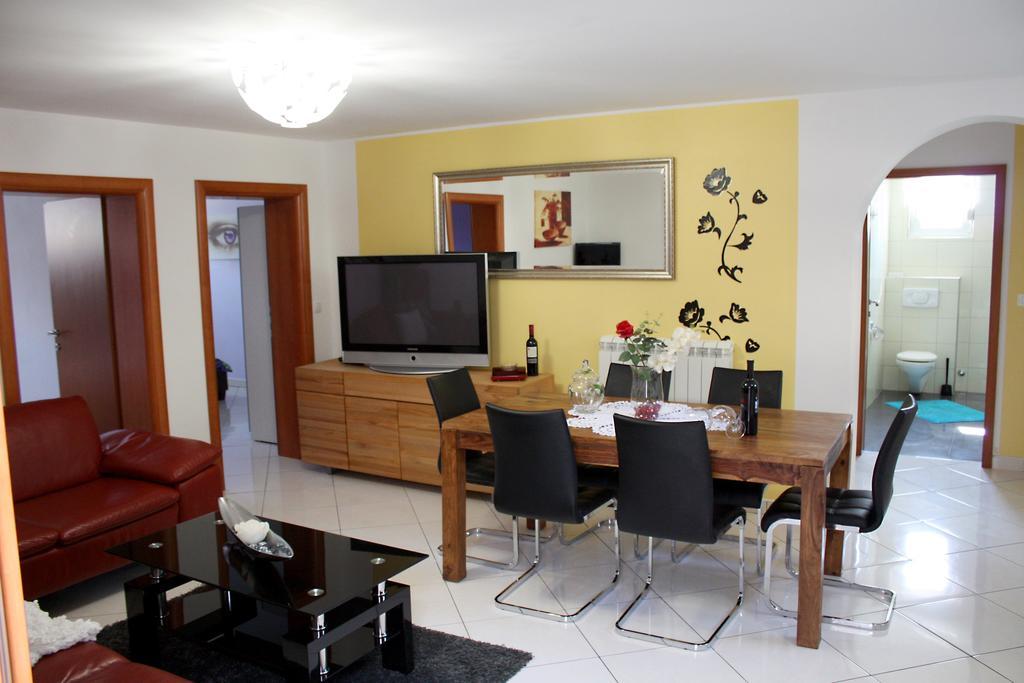Apartments Villa Lili Umag Quarto foto